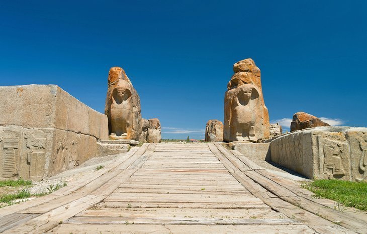 Visit the Alacahöyük archaeological site