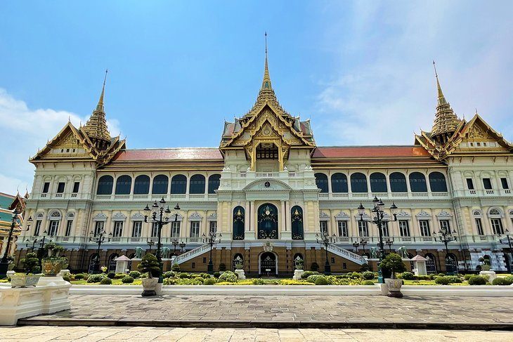 Admire the beauty of the great palace