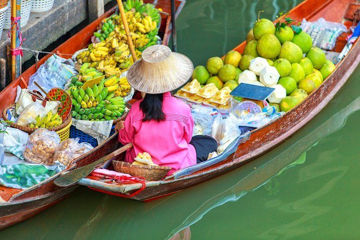 Buy by boat to the floating market Damnoen Saduak
