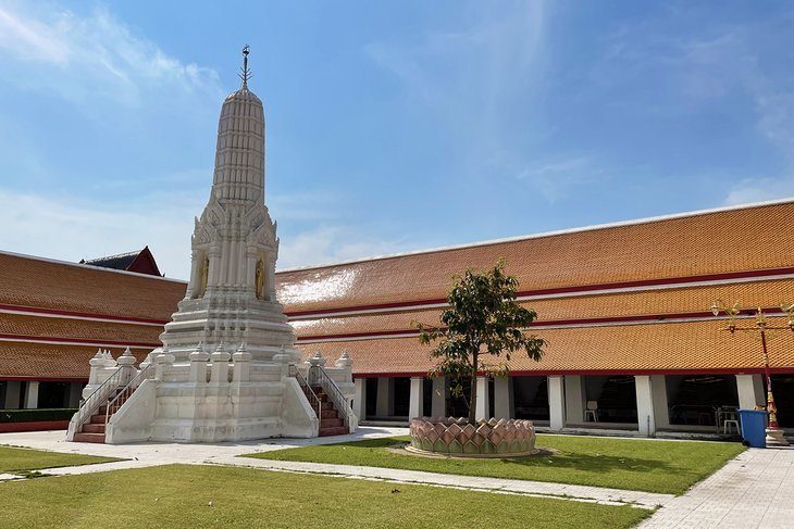Pass through Wat Mahathat