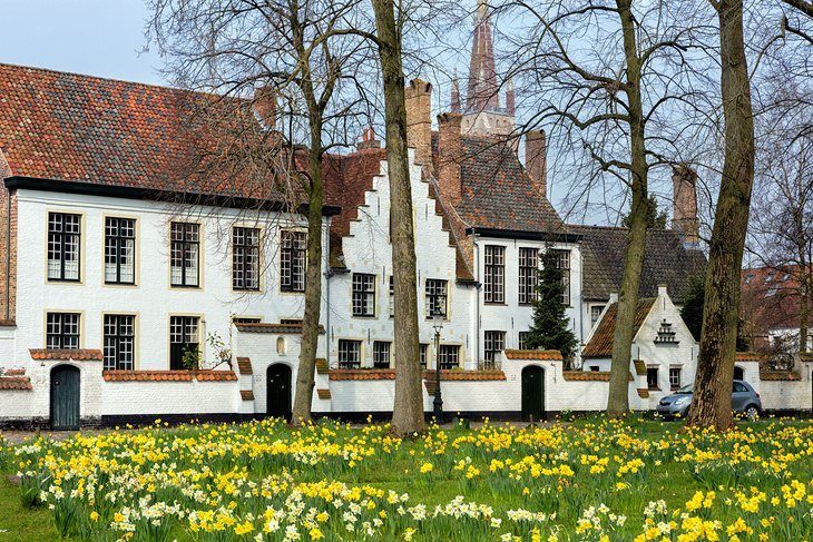 Explore the Minnewater and Beguinage area