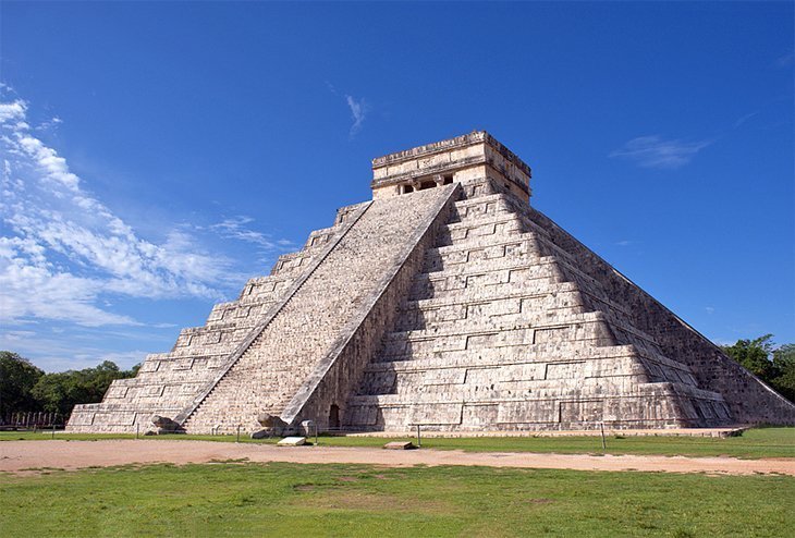 Exploring the Mayan ruins of Chichén Itzá