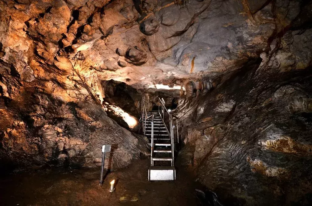 Agio Gala cave