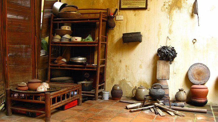 Admire the memorial house in Hanoi