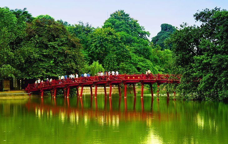 Walk around Lake Hoan Kiem