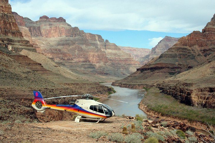 Helicopter walks over Las Vegas and Great Canyon