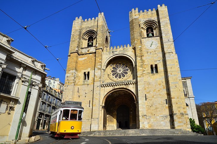 Sé: The imposing cathedral of Lisbon