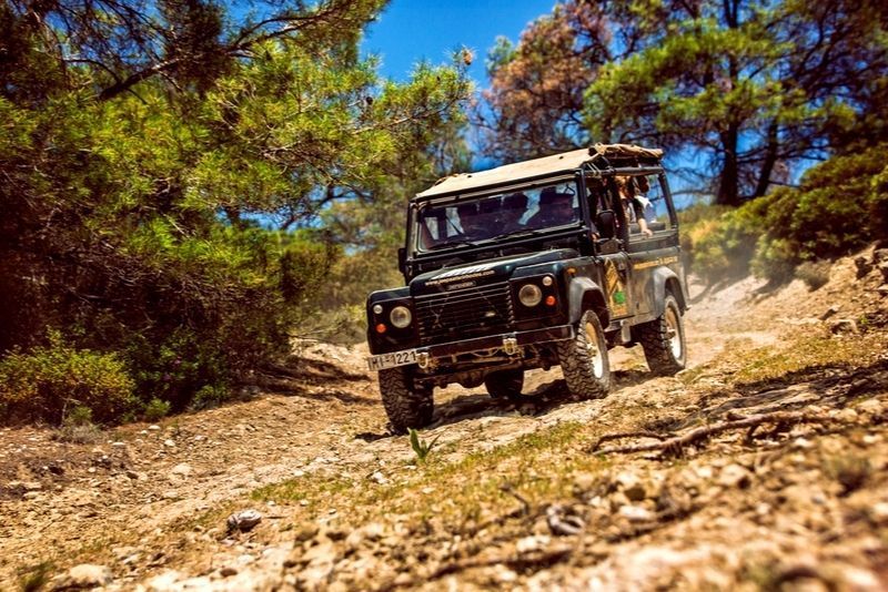 Adventure inside in an epic tour with jeep