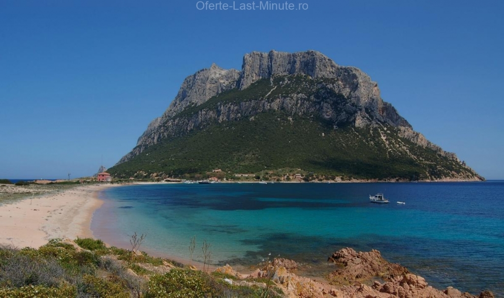 Hiking on the island of Tavolar