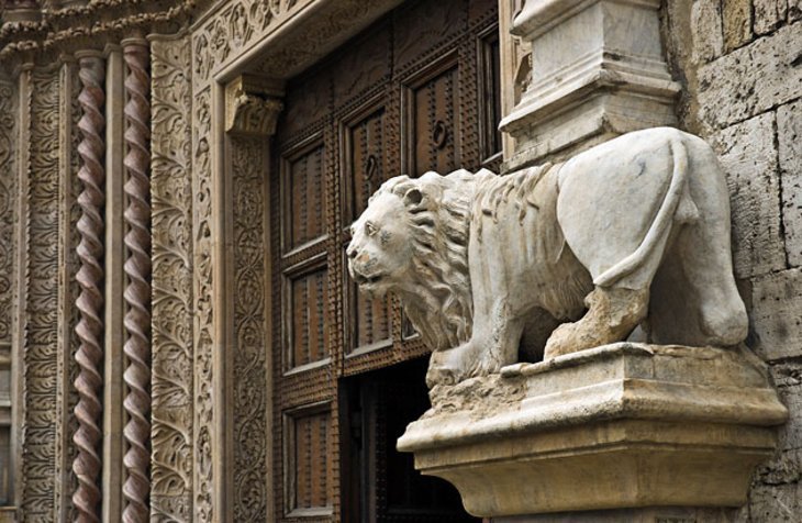Palazzo dei Priori și College of the exchange rate
