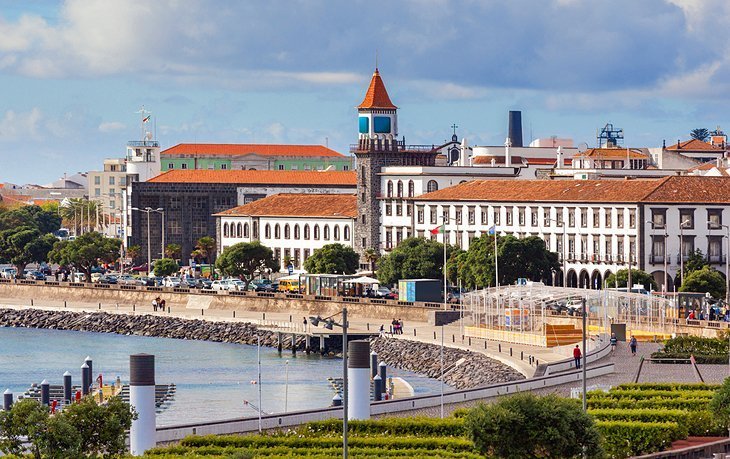 The front port of the port and the historical neighborhood