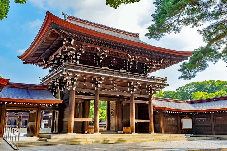 Enjoy nature and art to Meiji altar