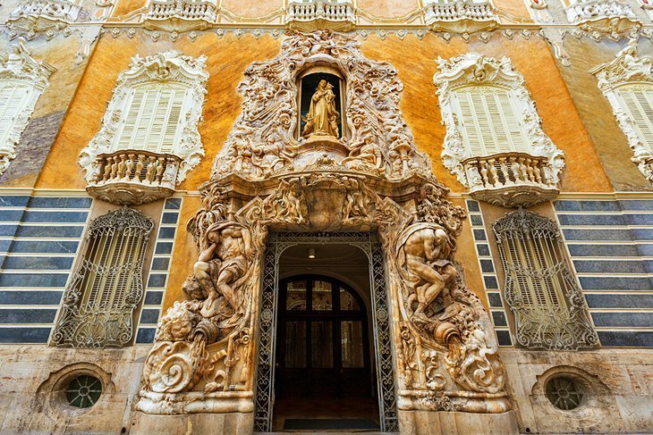 Palace of the Marquis of Two Waters (Muzeul Ceramici)