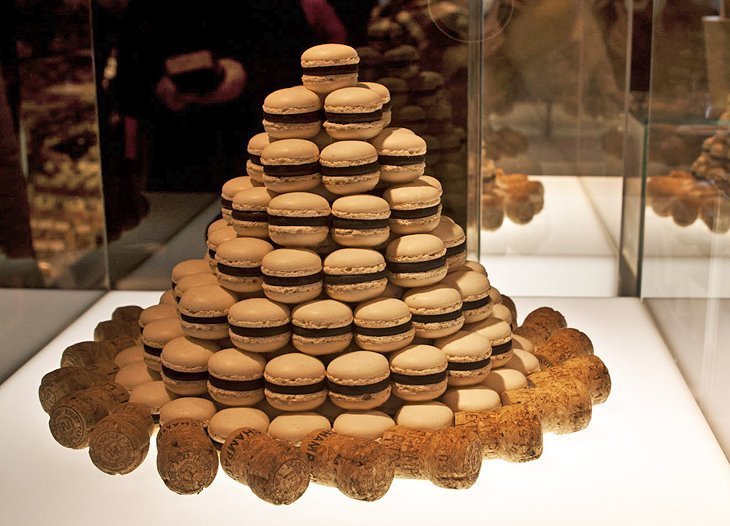 Sprüngli confispery: a confectioner's cafe