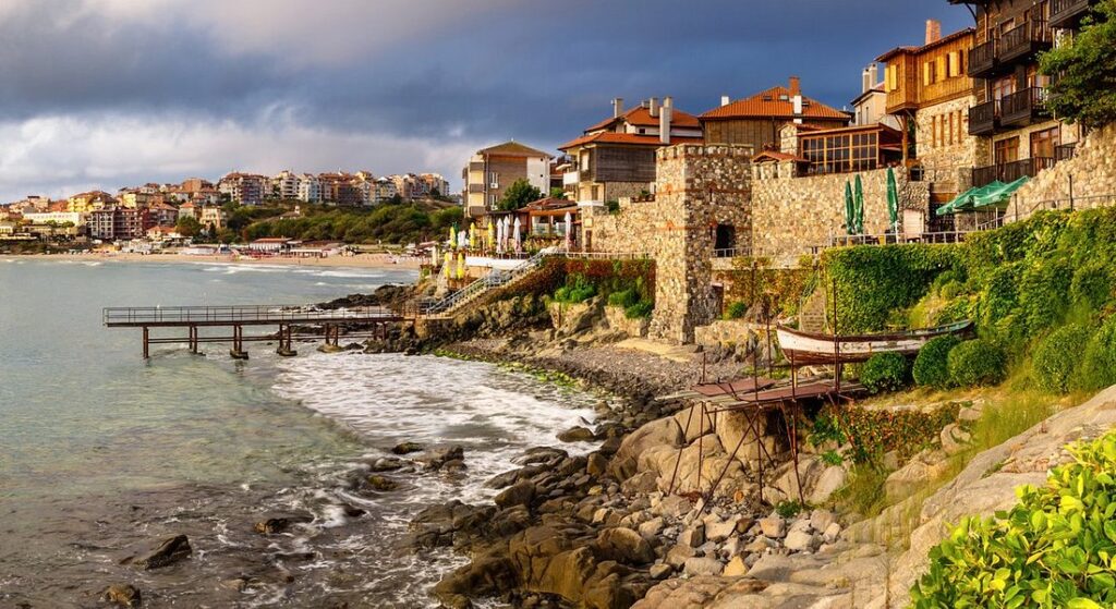 About Burgas (Bulgaria), how do you get, when, tourist periods and attractions