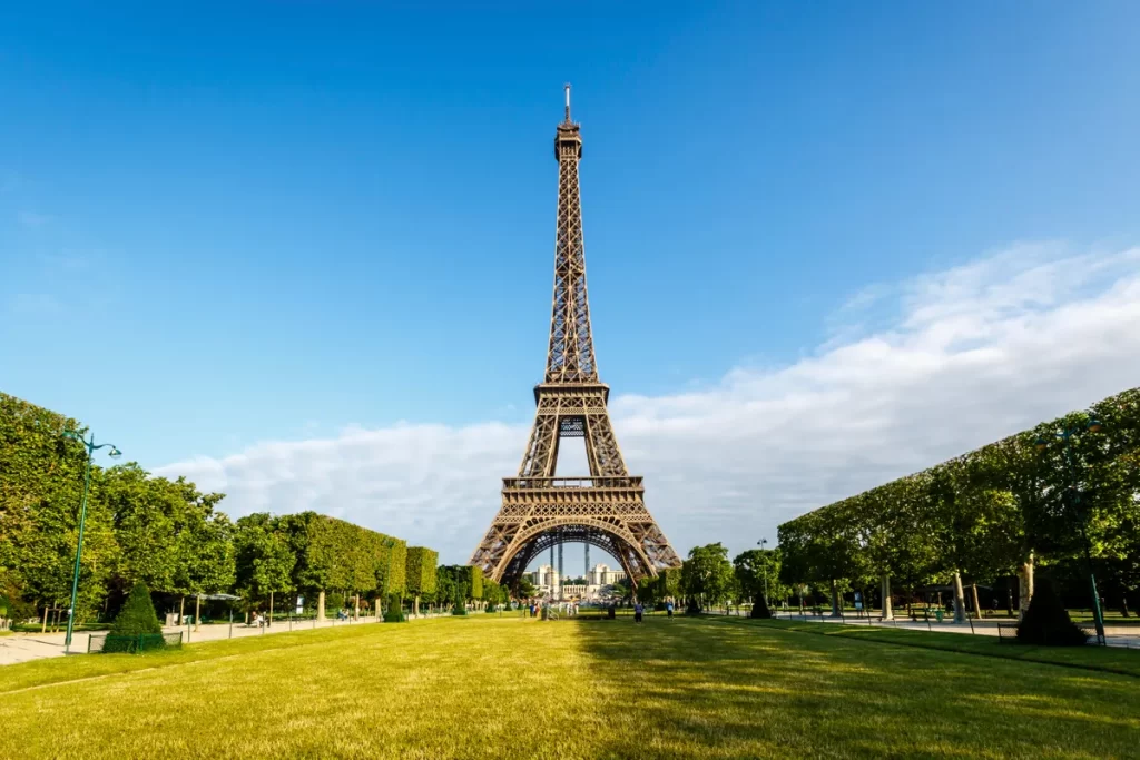 Cheap flights to Paris, France from Spain for €30 (roundtrip)